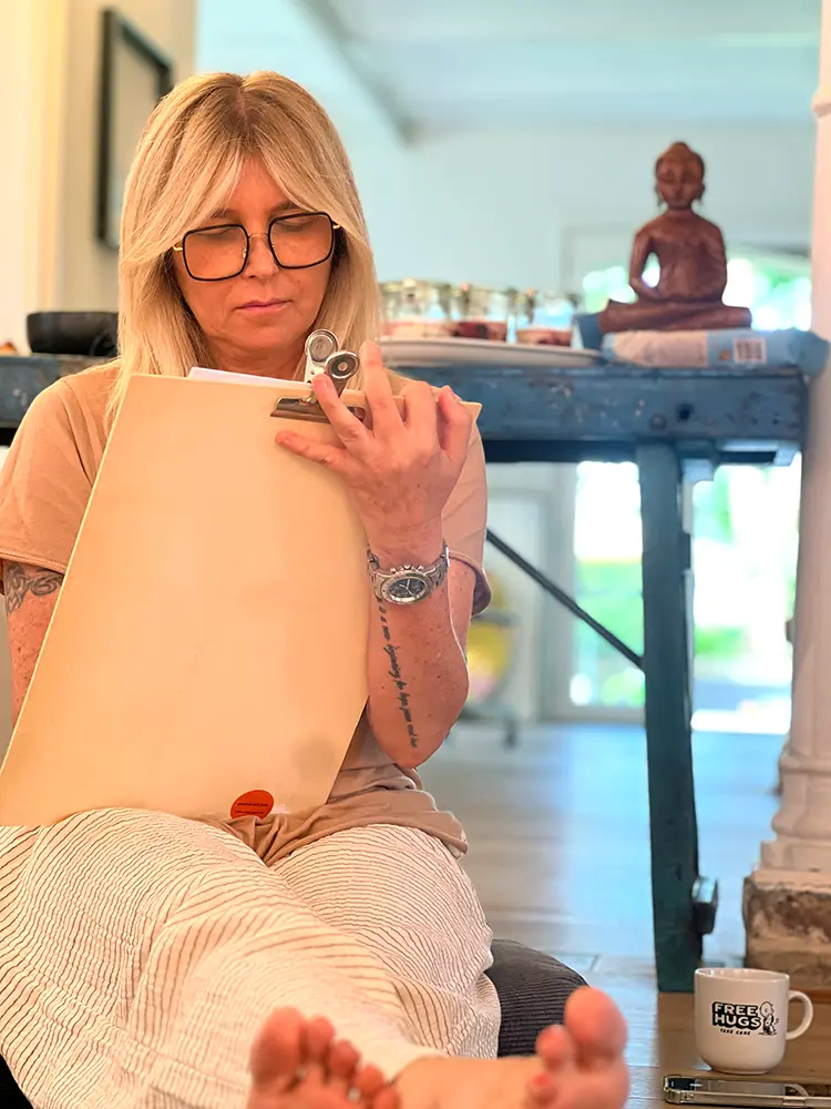 atelier werke und werte Birgit Dierker Frau mit Skizzenblock