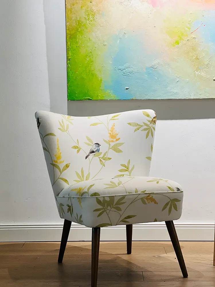 atelier werke und werte Birgit Dierker Polsterstuhl mit kleinem Vogel