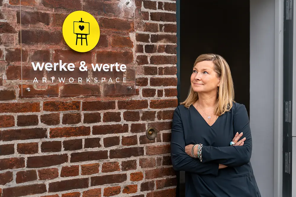 atelier werke und werte Birgit Dierker blickt aufs Schild